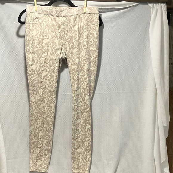 HUE Pants - HUE Cream Patterned Leggings